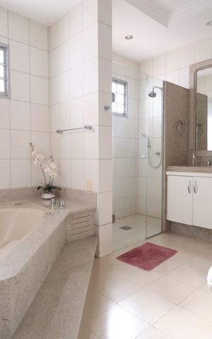 Casa para alugar com 461m², 6 quartos e 5 vagasBanheiro da Suíte 2