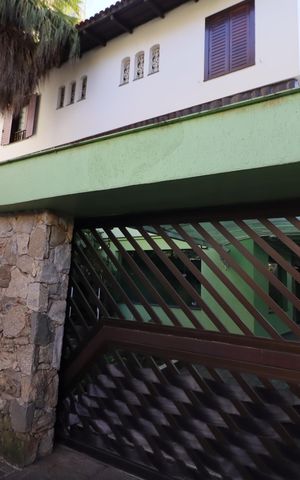 Casa à venda com 300m², 3 quartos e 2 vagasFachada