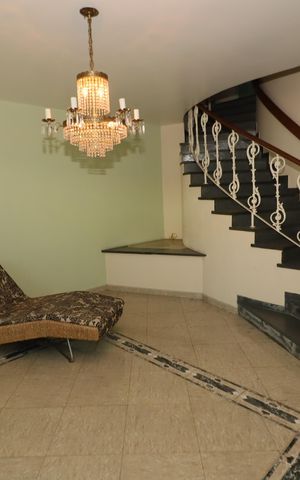 Casa à venda com 300m², 3 quartos e 2 vagasSala