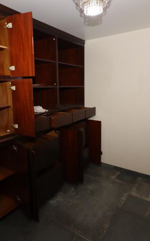 Casa à venda com 300m², 3 quartos e 2 vagasSala