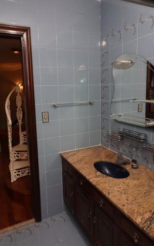 Casa à venda com 300m², 3 quartos e 2 vagasBanheiro 2