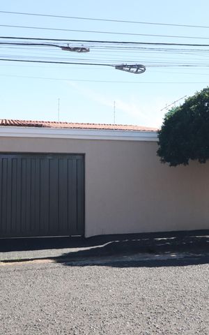 Casa para alugar com 312m², 3 quartos e 4 vagasFachada