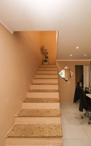 Casa à venda com 260m², 4 quartos e 2 vagas Casa à venda com 260m², 4 quartos e 2 vagasSala 1