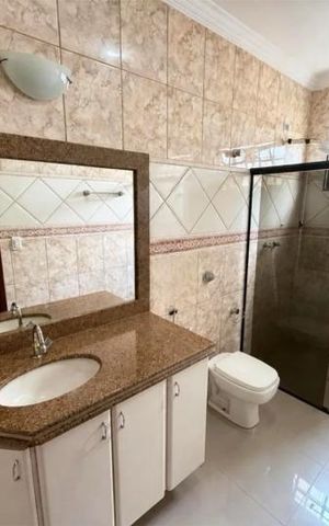 Casa para alugar com 230m², 3 quartos e 3 vagas Casa para alugar com 230m², 3 quartos e 3 vagasBanheiro