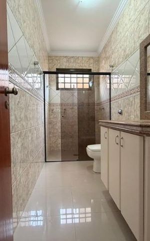 Casa para alugar com 230m², 3 quartos e 3 vagas Casa para alugar com 230m², 3 quartos e 3 vagasBanheiro