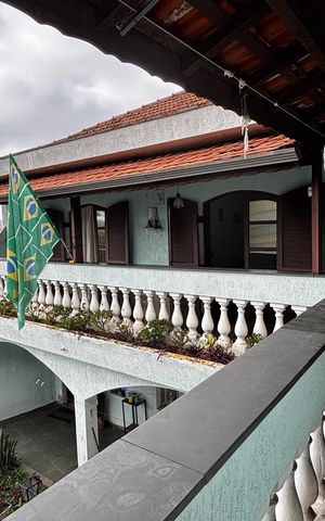 Casa à venda com 233m², 4 quartos e 2 vagas Casa à venda com 233m², 4 quartos e 2 vagasQuarto 3 Varanda