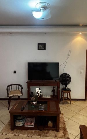 Casa à venda com 233m², 4 quartos e 2 vagas Casa à venda com 233m², 4 quartos e 2 vagasSala
