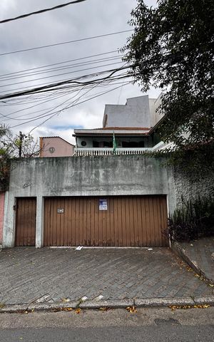 Casa à venda com 233m², 4 quartos e 2 vagas Casa à venda com 233m², 4 quartos e 2 vagasFachada