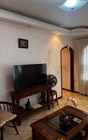 Casa à venda com 233m², 4 quartos e 2 vagas Casa à venda com 233m², 4 quartos e 2 vagasSala