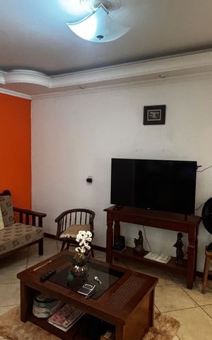Casa à venda com 233m², 4 quartos e 2 vagas Casa à venda com 233m², 4 quartos e 2 vagasSala