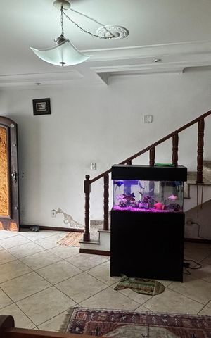 Casa à venda com 233m², 4 quartos e 2 vagas Casa à venda com 233m², 4 quartos e 2 vagasSala