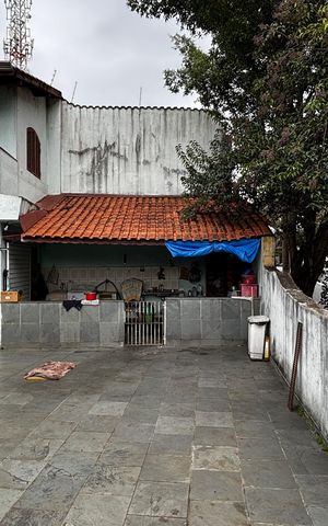 Casa à venda com 233m², 4 quartos e 2 vagas Casa à venda com 233m², 4 quartos e 2 vagasQuintal