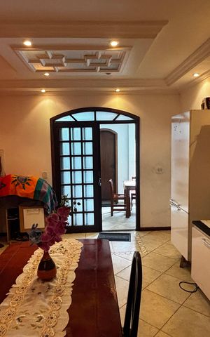 Casa à venda com 233m², 4 quartos e 2 vagas Casa à venda com 233m², 4 quartos e 2 vagasSala de Jantar