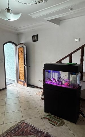Casa à venda com 233m², 4 quartos e 2 vagas Casa à venda com 233m², 4 quartos e 2 vagasSala