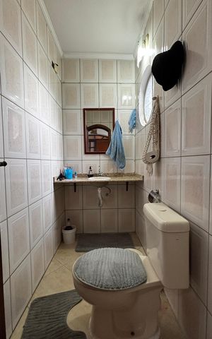 Casa à venda com 233m², 4 quartos e 2 vagas Casa à venda com 233m², 4 quartos e 2 vagasLavabo