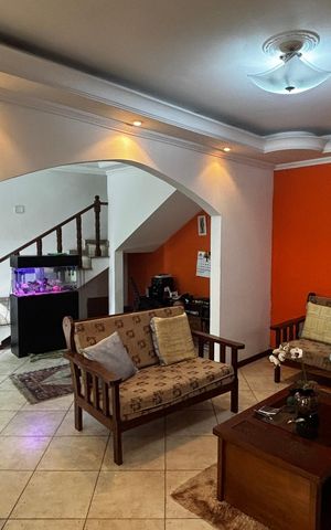 Casa à venda com 233m², 4 quartos e 2 vagas Casa à venda com 233m², 4 quartos e 2 vagasSala
