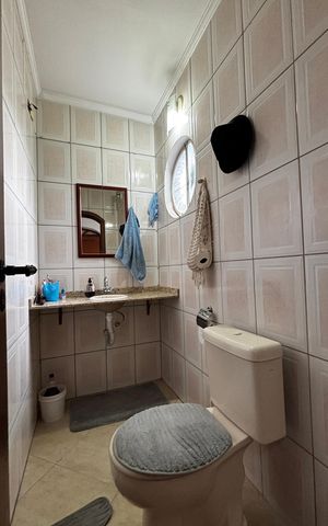 Casa à venda com 233m², 4 quartos e 2 vagas Casa à venda com 233m², 4 quartos e 2 vagasLavabo