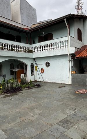 Casa à venda com 233m², 4 quartos e 2 vagas Casa à venda com 233m², 4 quartos e 2 vagasQuintal