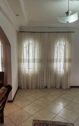 Casa à venda com 233m², 4 quartos e 2 vagas Casa à venda com 233m², 4 quartos e 2 vagasSala