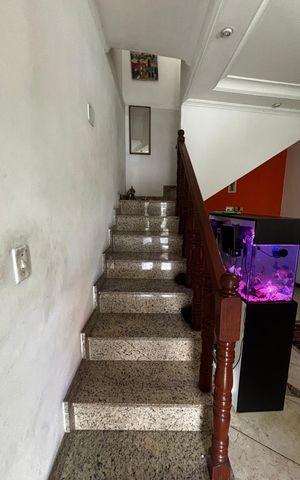 Casa à venda com 233m², 4 quartos e 2 vagas Casa à venda com 233m², 4 quartos e 2 vagasEscada