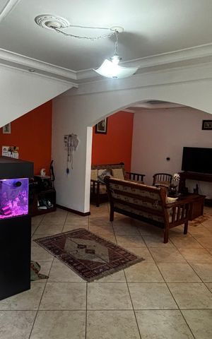 Casa à venda com 233m², 4 quartos e 2 vagas Casa à venda com 233m², 4 quartos e 2 vagasSala