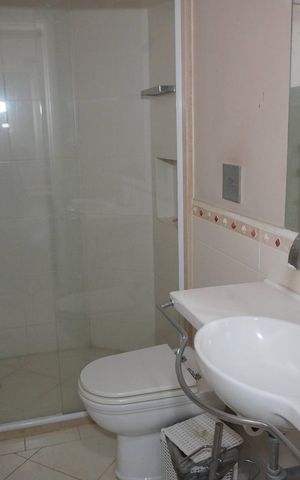Casa de condomínio para alugar com 450m², 4 quartos e sem vagaBanheiro Sala de TV