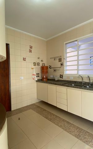 Casa para alugar com 247m², 5 quartos e 2 vagas