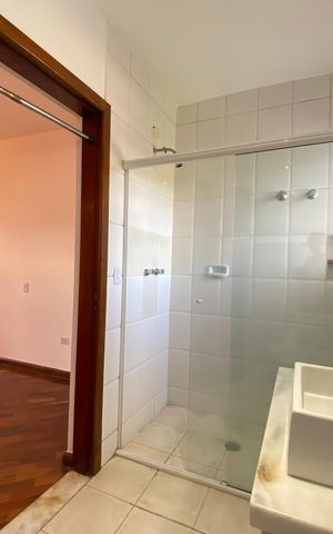 Casa para alugar com 247m², 5 quartos e 2 vagas