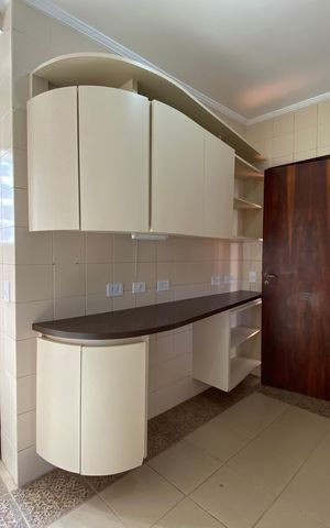 Casa para alugar com 247m², 5 quartos e 2 vagas