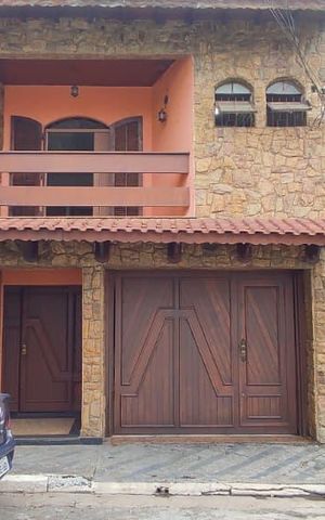 Casa à venda com 254m², 3 quartos e 3 vagas Casa à venda com 254m², 3 quartos e 3 vagasFachada