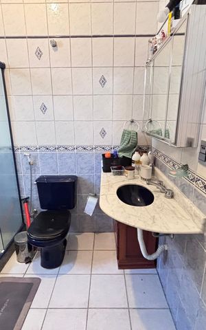 Casa de condomínio para alugar com 960m², 4 quartos e 3 vagas Casa de condomínio para alugar com 960m², 4 quartos e 3 vagasBanheiro do Quarto 1