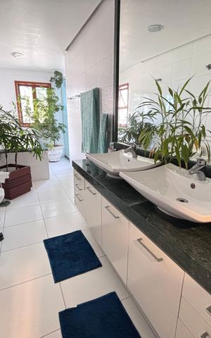 Casa de condomínio para alugar com 960m², 4 quartos e 3 vagas Casa de condomínio para alugar com 960m², 4 quartos e 3 vagasBanheiro do quarto 4