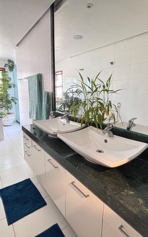 Casa de condomínio para alugar com 960m², 4 quartos e 3 vagas Casa de condomínio para alugar com 960m², 4 quartos e 3 vagasBanheiro do quarto 4