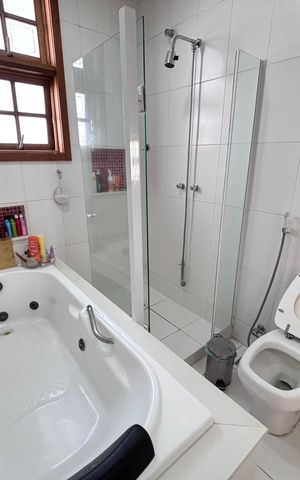 Casa de condomínio para alugar com 960m², 4 quartos e 3 vagas Casa de condomínio para alugar com 960m², 4 quartos e 3 vagasBanheiro do Quarto 3