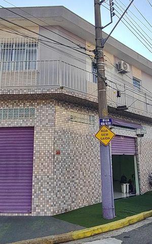 Casa à venda com 565m², 3 quartos e 4 vagas Casa à venda com 565m², 3 quartos e 4 vagasFachada
