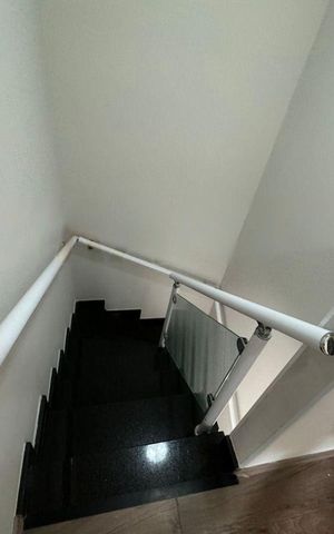 Casa para alugar com 137m², 3 quartos e 2 vagas Casa para alugar com 137m², 3 quartos e 2 vagasEscada