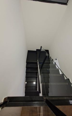 Casa à venda com 105m², 3 quartos e 4 vagasEscada