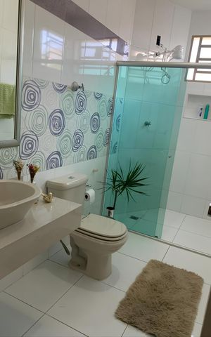 Casa à venda com 385m², 4 quartos e 3 vagas Casa à venda com 385m², 4 quartos e 3 vagasBanheiro
