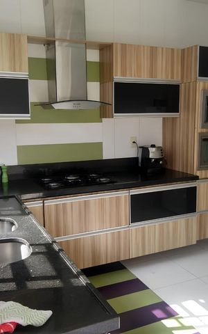 Casa à venda com 385m², 4 quartos e 3 vagas Casa à venda com 385m², 4 quartos e 3 vagasCozinha