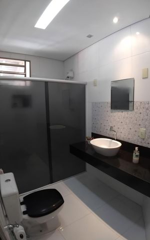 Casa à venda com 385m², 4 quartos e 3 vagas Casa à venda com 385m², 4 quartos e 3 vagasBanheiro