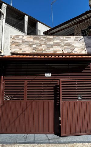 Casa à venda com 198m², 2 quartos e 2 vagas Casa à venda com 198m², 2 quartos e 2 vagasFachada Fundos