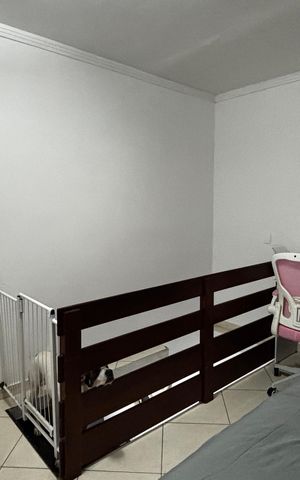 Casa à venda com 198m², 2 quartos e 2 vagas Casa à venda com 198m², 2 quartos e 2 vagasEscritório