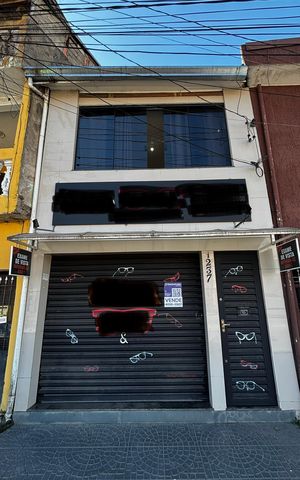 Casa à venda com 198m², 2 quartos e 2 vagas Casa à venda com 198m², 2 quartos e 2 vagasFachada
