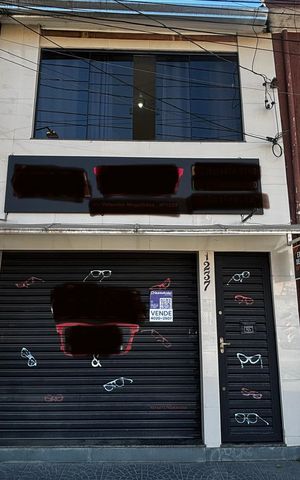 Casa à venda com 198m², 2 quartos e 2 vagas Casa à venda com 198m², 2 quartos e 2 vagasFachada