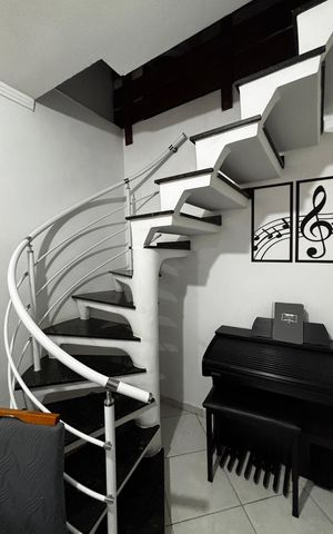 Casa à venda com 198m², 2 quartos e 2 vagas Casa à venda com 198m², 2 quartos e 2 vagasEscada