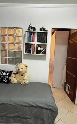 Casa à venda com 198m², 2 quartos e 2 vagas Casa à venda com 198m², 2 quartos e 2 vagasEscritório