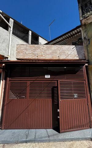Casa à venda com 198m², 2 quartos e 2 vagas Casa à venda com 198m², 2 quartos e 2 vagasFachada Fundos