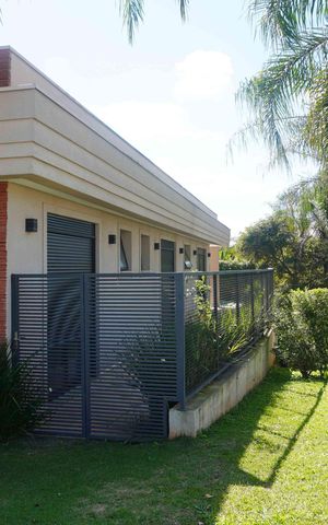 Casa de condomínio à venda com 250m², 4 quartos e 4 vagasFachada