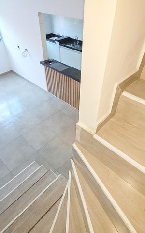 Casa de condomínio para alugar com 74m², 2 quartos e 1 vaga Casa de condomínio para alugar com 74m², 2 quartos e 1 vagaEscada