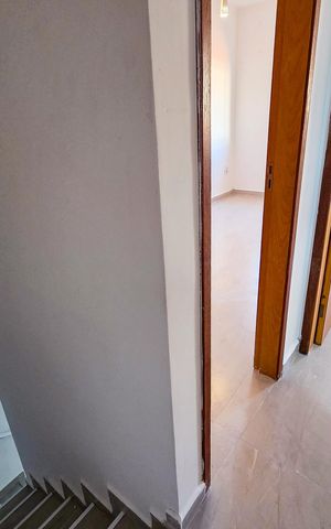 Casa de condomínio para alugar com 74m², 2 quartos e 1 vaga Casa de condomínio para alugar com 74m², 2 quartos e 1 vagaEscada